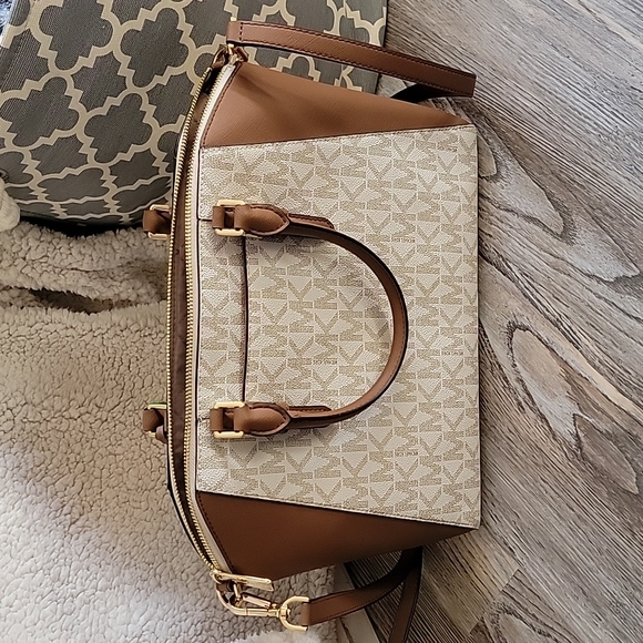 Michael Kors Signature Crossbody - Picture 4 of 4